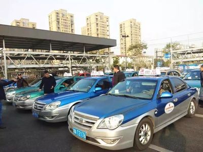 黨員示范引領行業新風尚——杭州外事公司積極參與市巡游出租汽車共產黨員示范車命名儀式，助力國內旅游業務發展